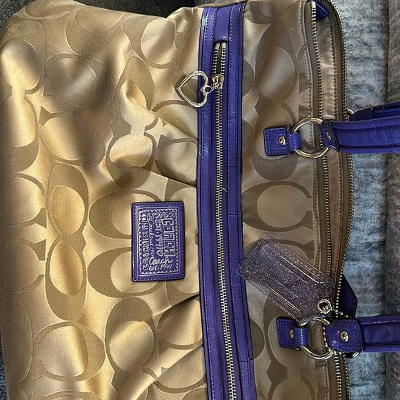 Coach shoulder bag with full front zipper pocket. Excellent condition. - Picture 4 of 11